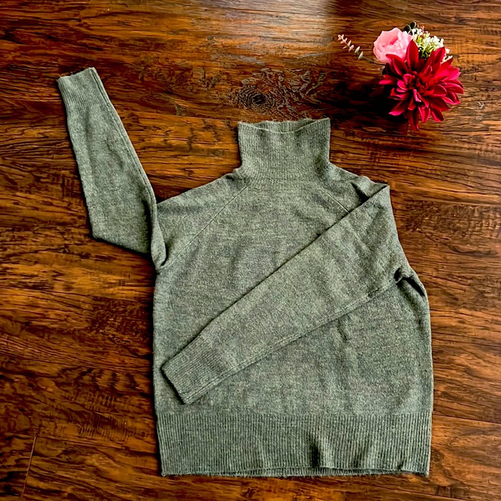 WOMEN’S TURTLENECK KNIT COZY SWEATER size small